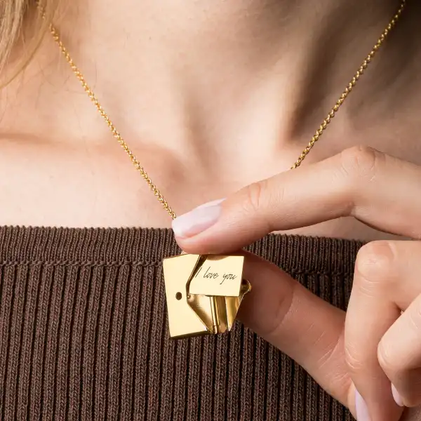 hearts_valley_love_letter_necklace_model_gold.webp