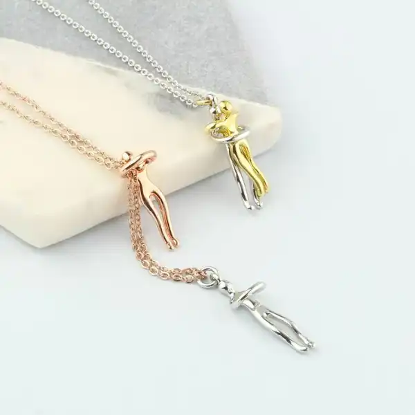 CoupleHuggingPendantNecklace4.webp